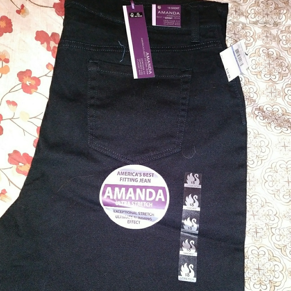 Gloria Vandervilt Amamda flattening black jeans